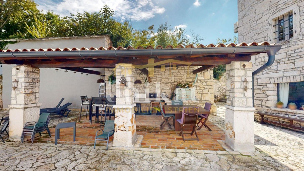 Čudovita posest z dvema kamnitima hišama in bazenom